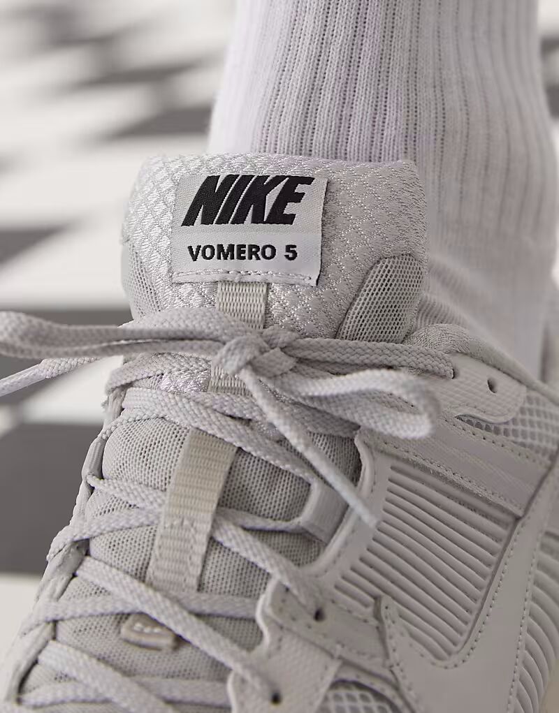 Кроссовки унисекс Nike Zoom Vomero 5 светло-серого цвета — фото 3