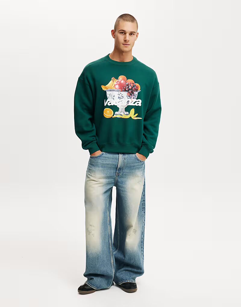 

Cotton:On Box fit графический свитер в цвете evergreen / prodizione locale