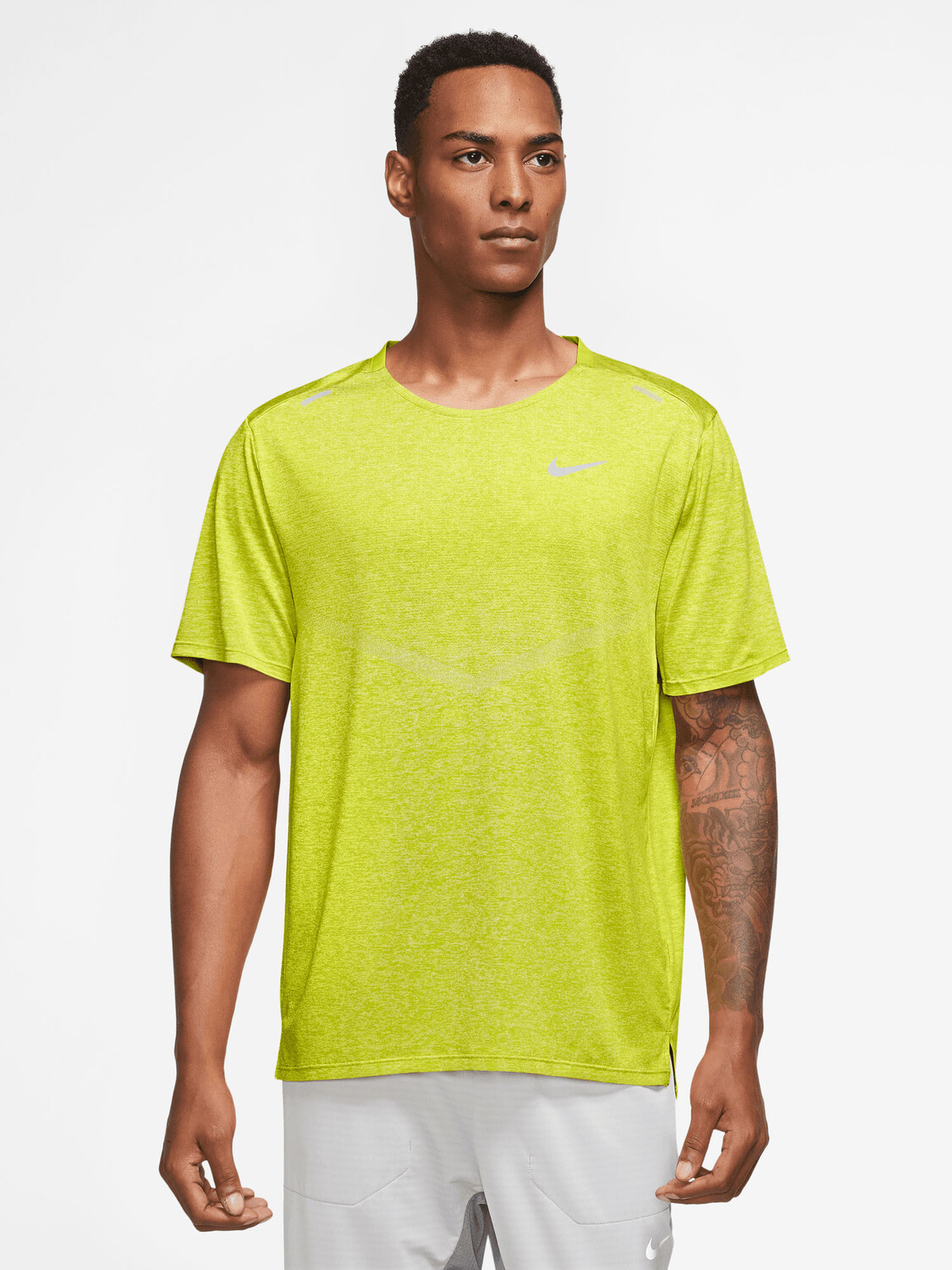 

Футболка Nike M NK DF RISE 365 SS, зеленый