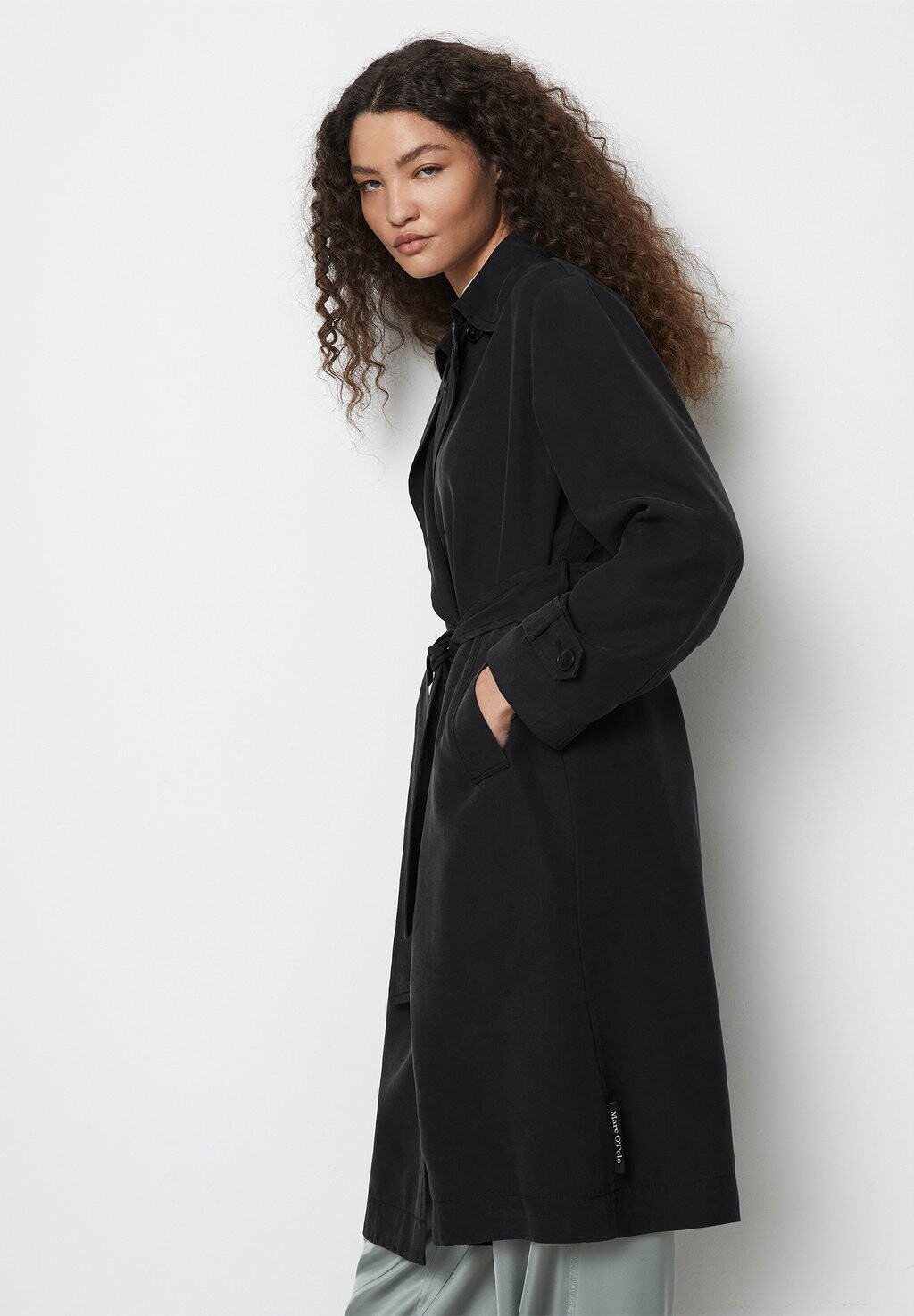 

Тренч CAR FLUENT WITH BELT SHAPE FLAPS ON SLEEVE Marc O'Polo, черный