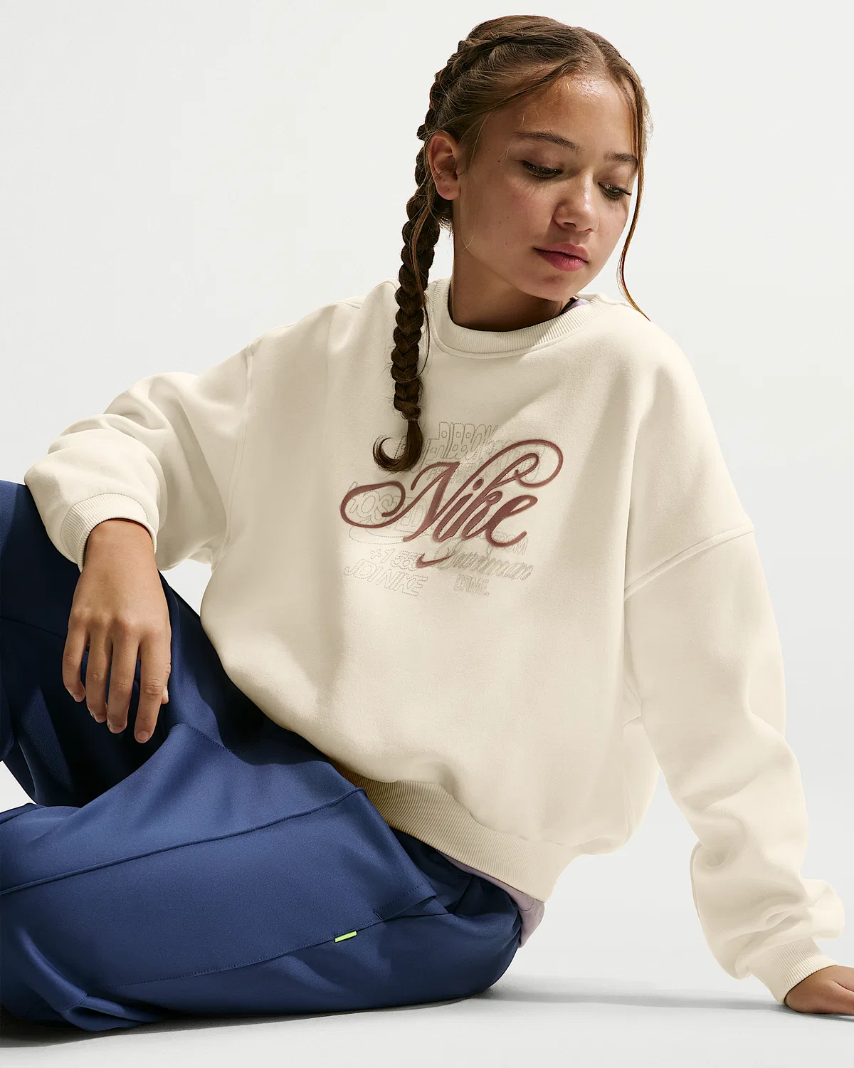 Детский (девочки) свободный свитшот с круглым вырезом Nike Sportswear Club Fleece, Soft Pearl — фото 3