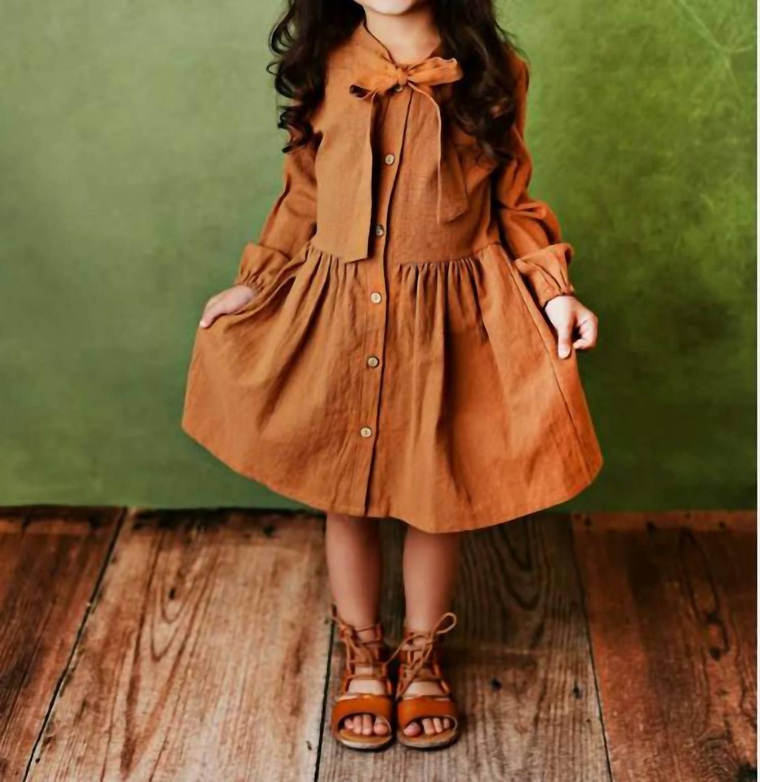 

Детское платье для девочек с длинными рукавами, цветными пуговицами и бантом в оттенке сиенна Wren & James, Sienna