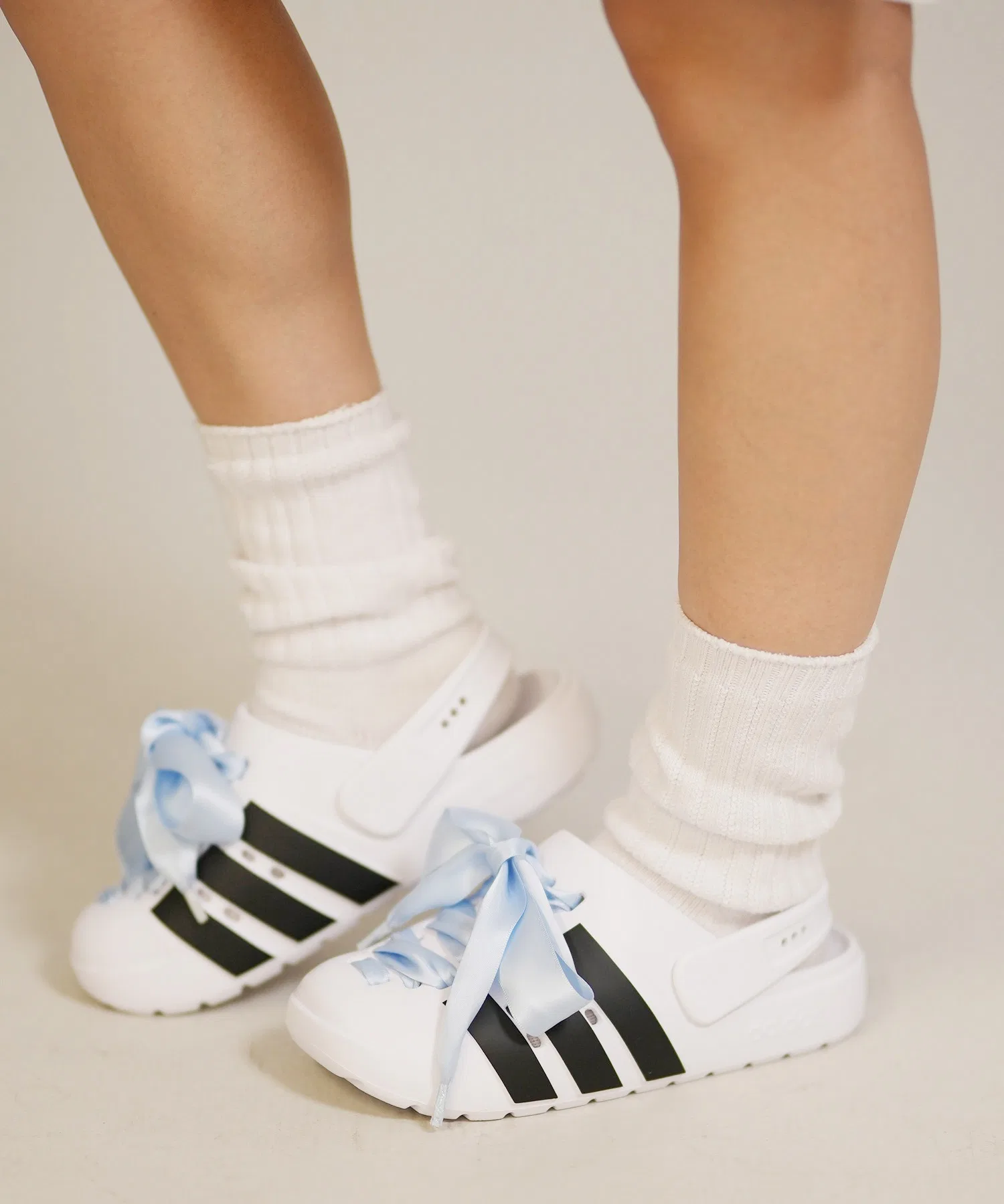 Унисекс сандалии с ремешком Adidas Adilette Clog 2.0 чёрно-белые