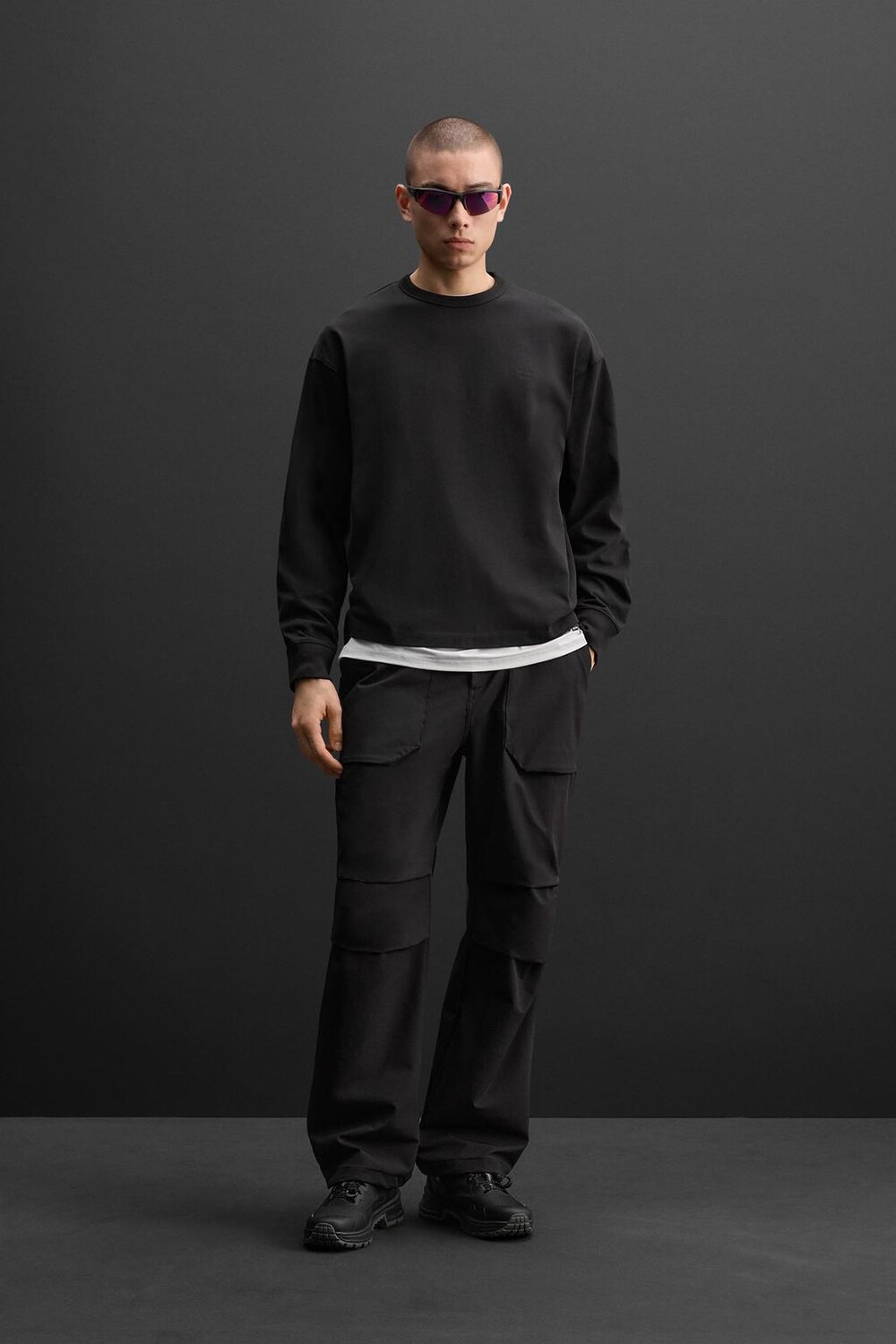 

Футболка с вышитым лозунгом ZARA, черный