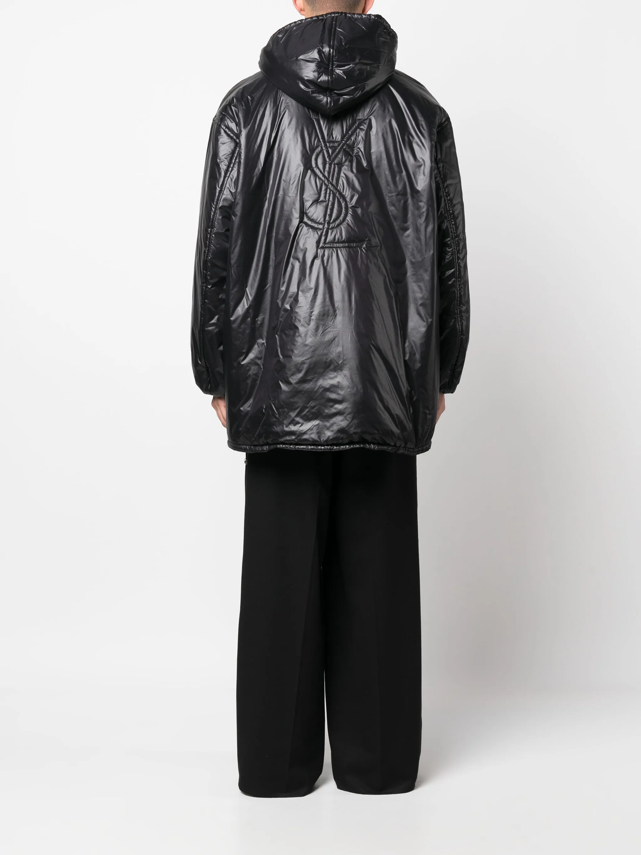Плащ Cassandre с капюшоном и тисненым логотипом Saint Laurent, черный — фото 4