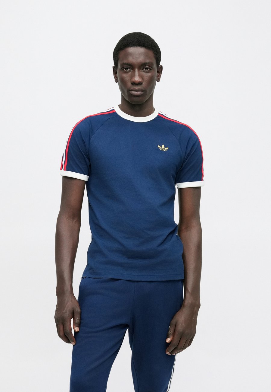 Футболка Adidas Originals TEE, Night Indigo/Better Scarlet/White/Dark Blue — фото 4