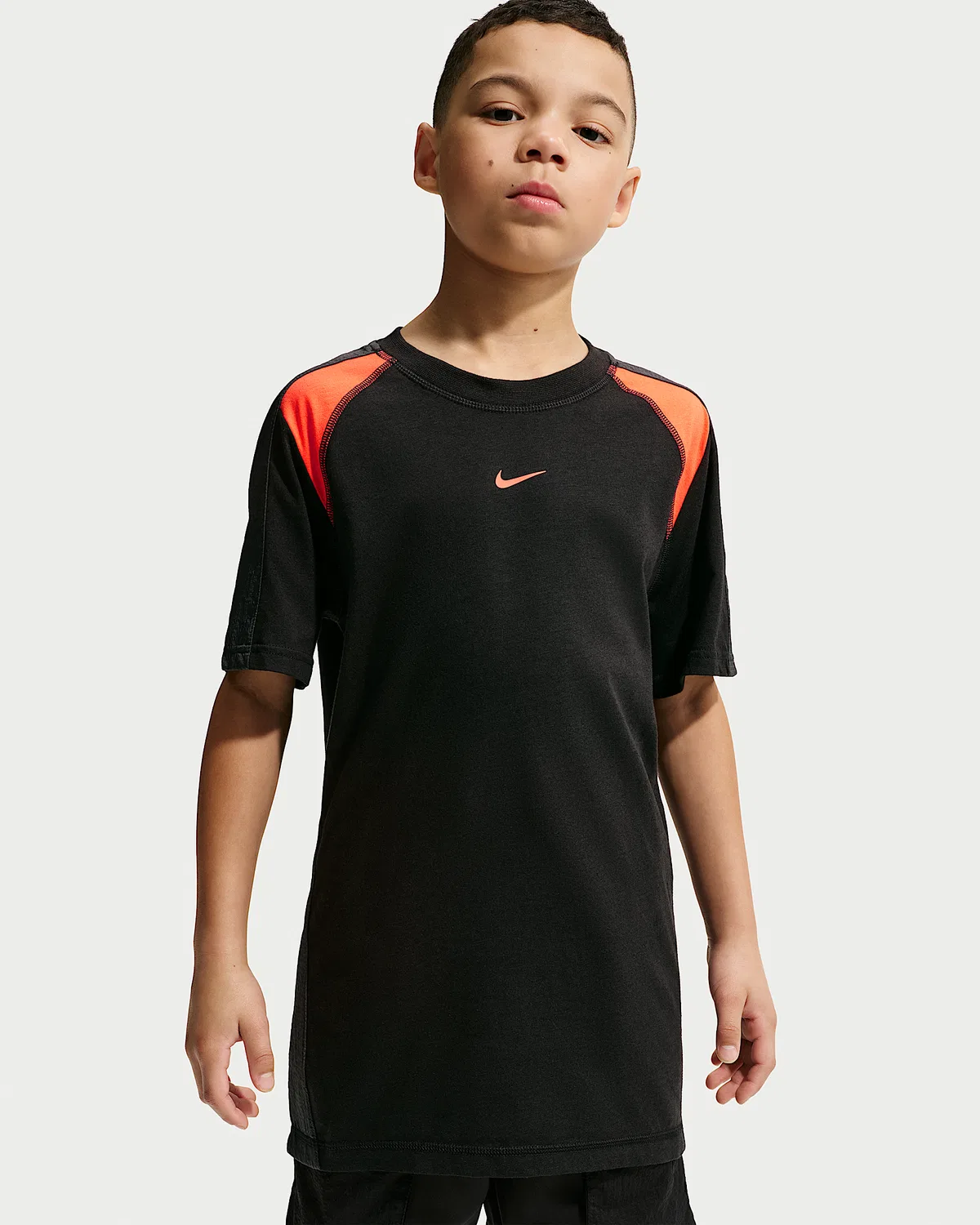 Детская футболка Nike Sportswear City Utility с коротким рукавом, Black/Anthracite/Turf Orange/Turf Orange