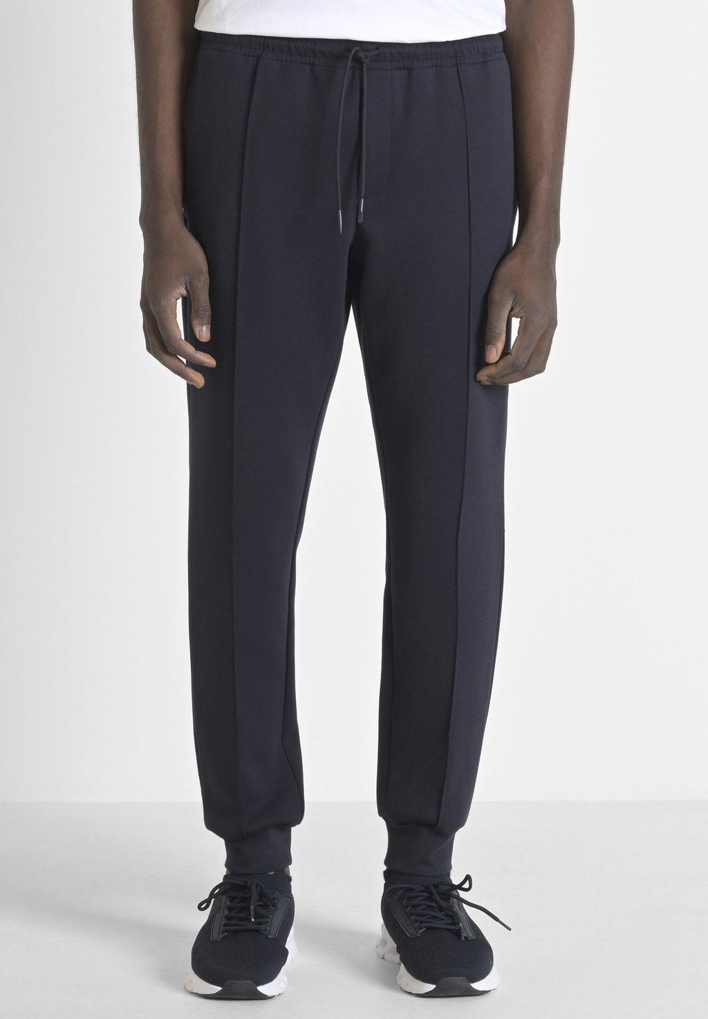 

Спортивные брюки CARROT FIT IN INTERLOCK BLEND WITH LOGOED BADGE Antony Morato, темно-синий