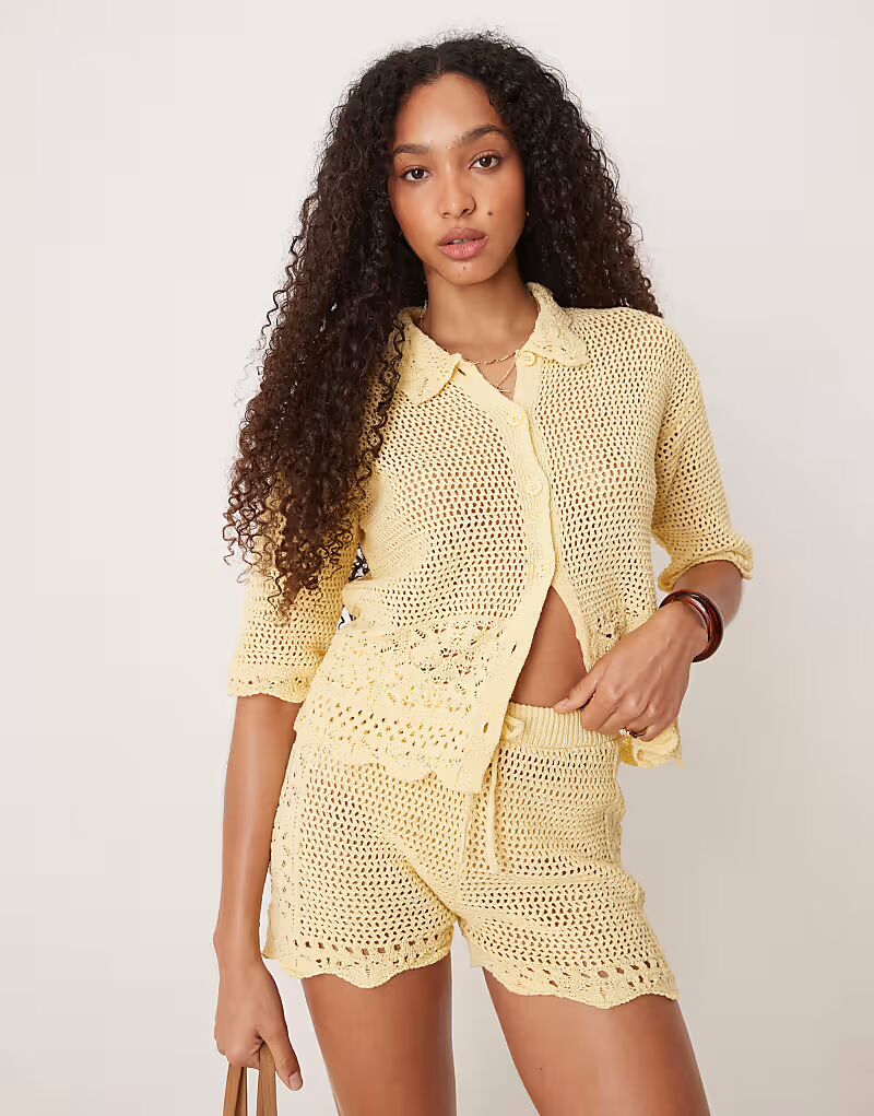 

Вязаная крючком блузка-рубашка ASOS DESIGN цвета пахты и желтого