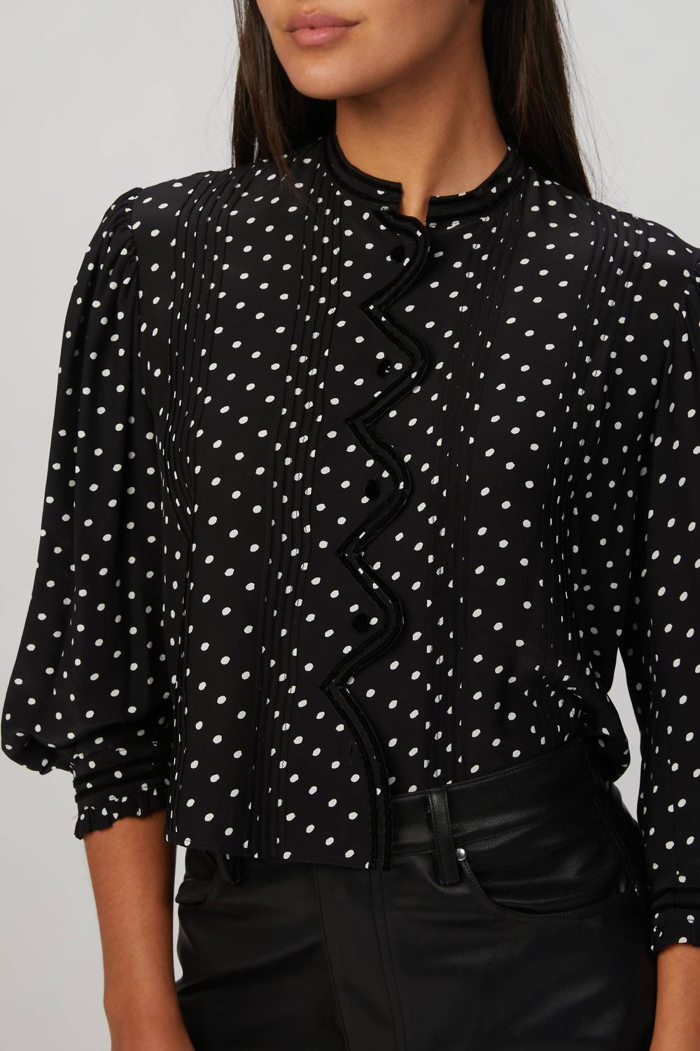 

Топ в горошек струящийся черного цвета The Kooples