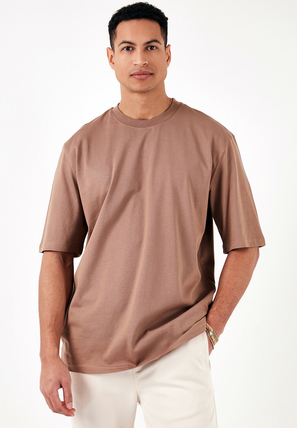 

Базовая футболка LOOSE FIT Buratti, темно-коричневый