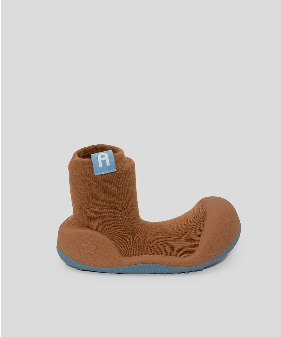 

Детские носочки из хлопка цвета верблюжьей шерсти с двухцветной подошвой Attipas