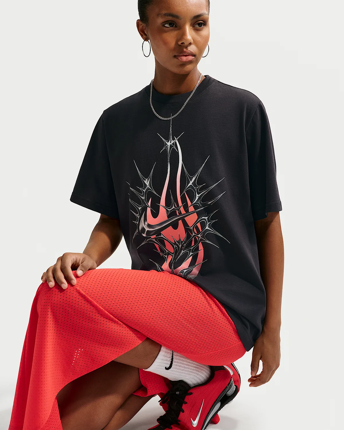 Женская футболка Nike Sportswear, Black/Hot Lava — фото 3