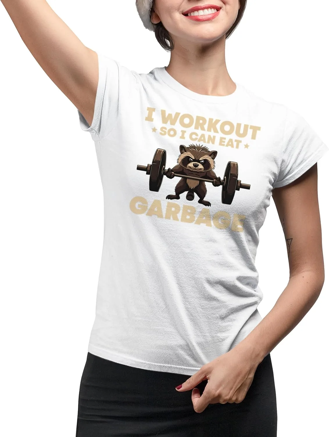 

Футболка с принтом "I Workout So I Can Can Eat Garbage" и енотом Hangsco