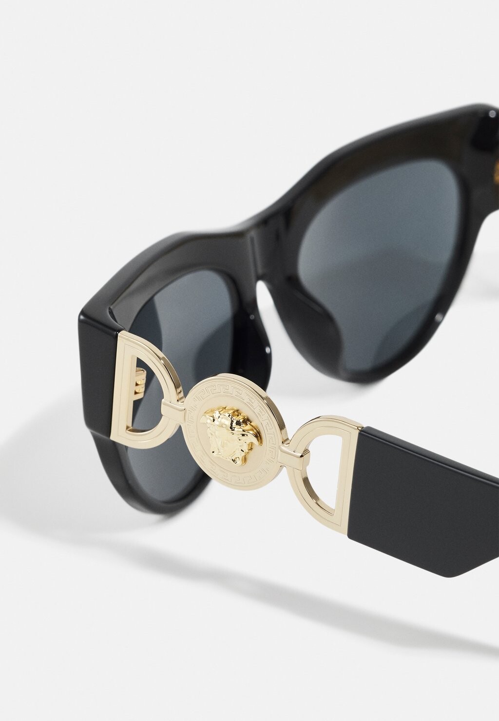 

Солнцезащитные очки Versace, черные