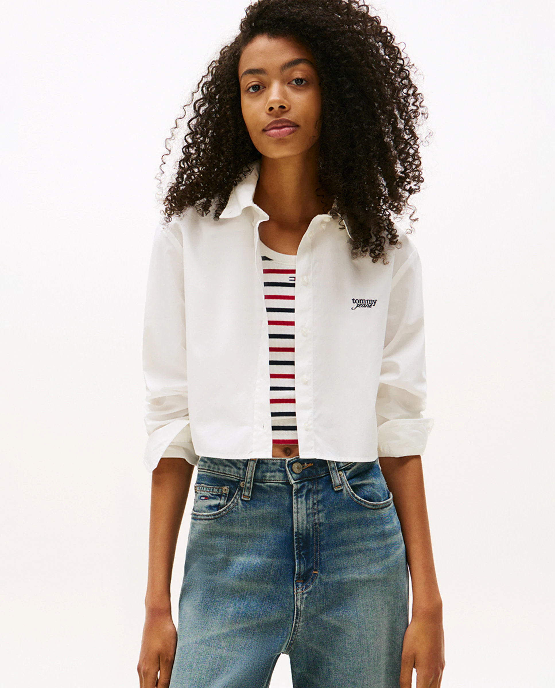

Женская укороченная рубашка с вышитым логотипом Tommy Jeans, цвет Crudo