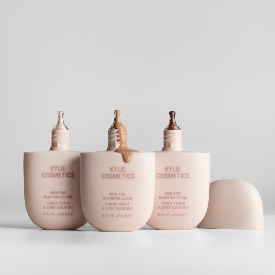 Тональный крем для лица skin tint blurring elixir Kylie Cosmetics, 8wn, объем 30 мл — фото 4