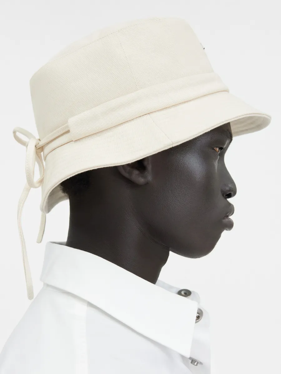 

Завязанная шляпа-ведро Ле Боб Гаджо Jacquemus, белый