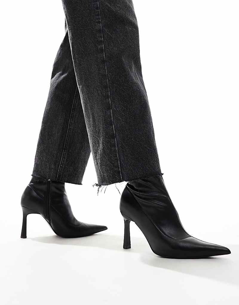

Черные блестящие ботильоны на каблуке Stradivarius