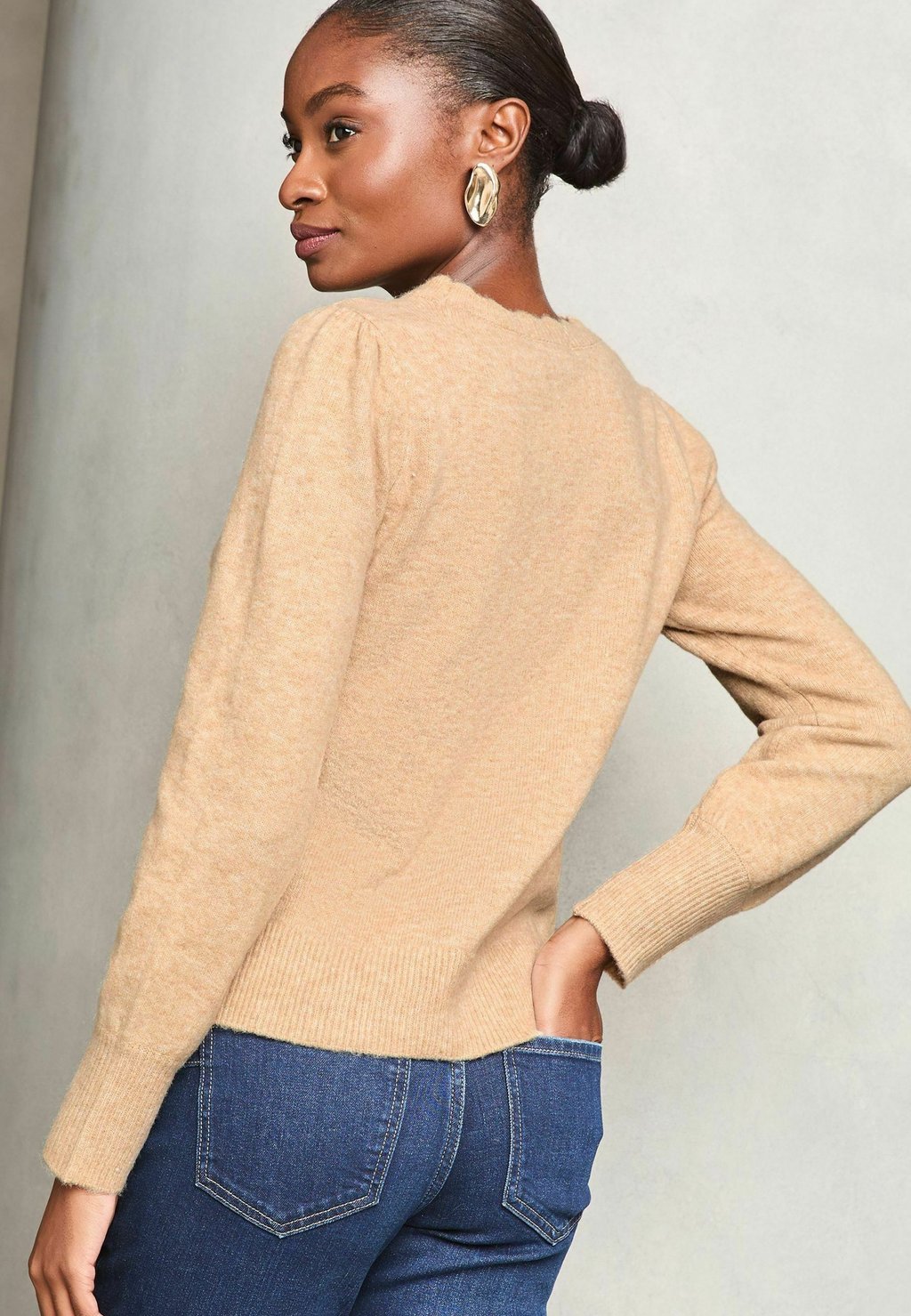 

Джемпер REGULAR FIT BLEND SCALLOPED NECK Lipsy, бежевый