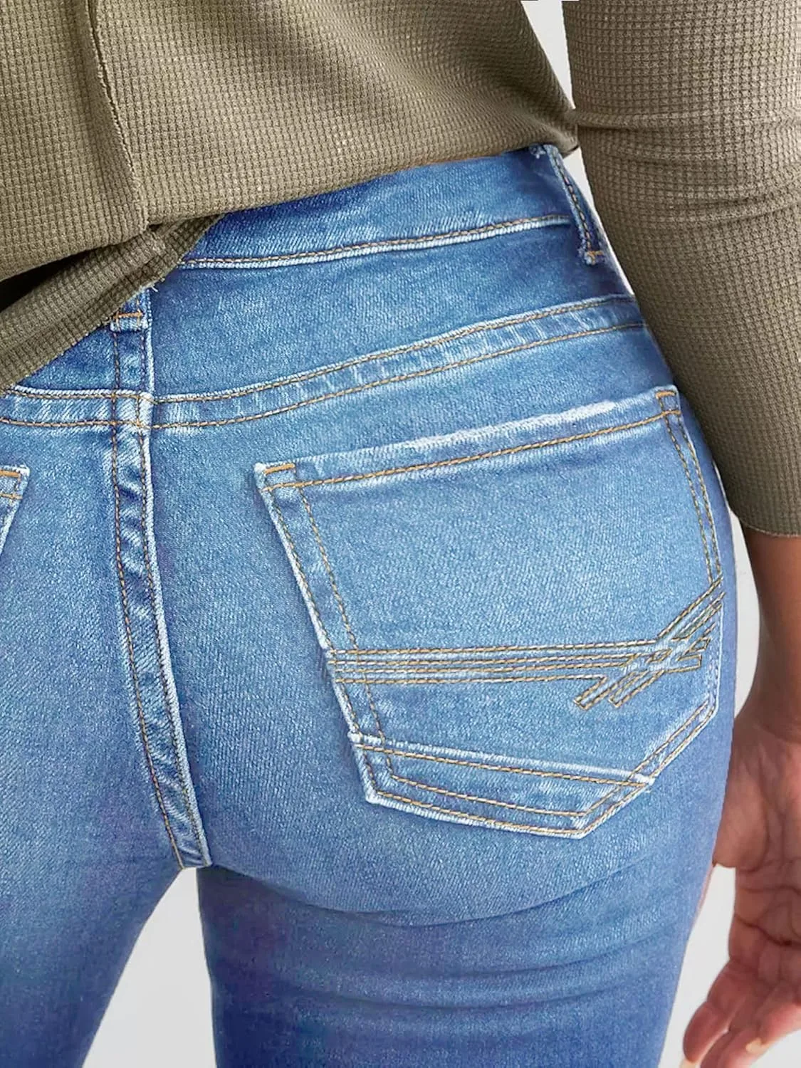 Джинсы Mid Rise Relaxed Fit Bootcut с карманами — фото 4