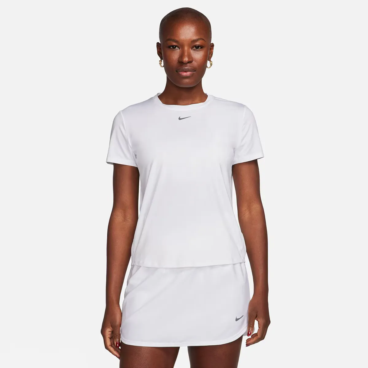 

Одна классическая женская футболка Nike, белый