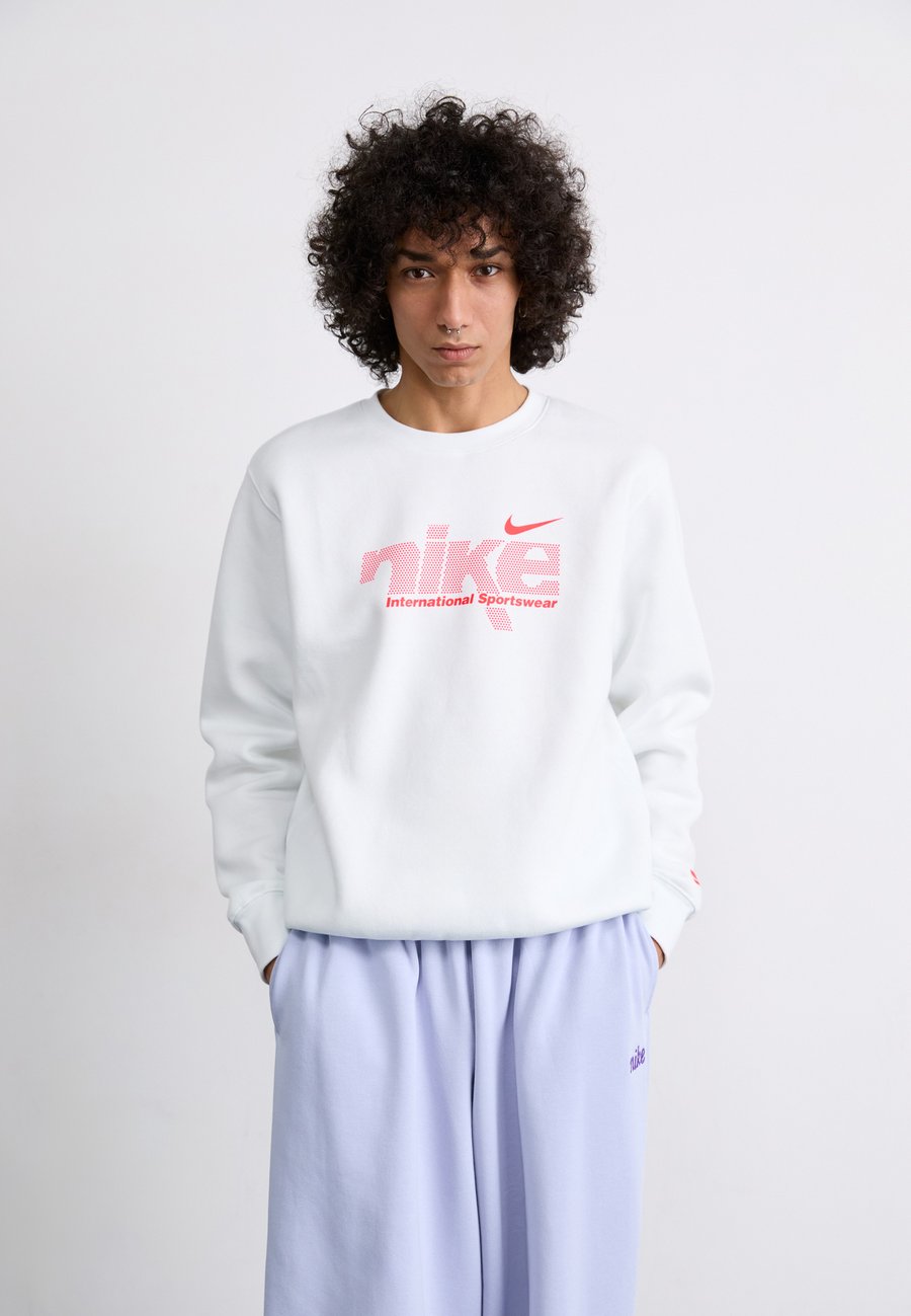 

Толстовка Nike Sportswear CLUB CREW SPORT, Summit White/Bright Crimson/White