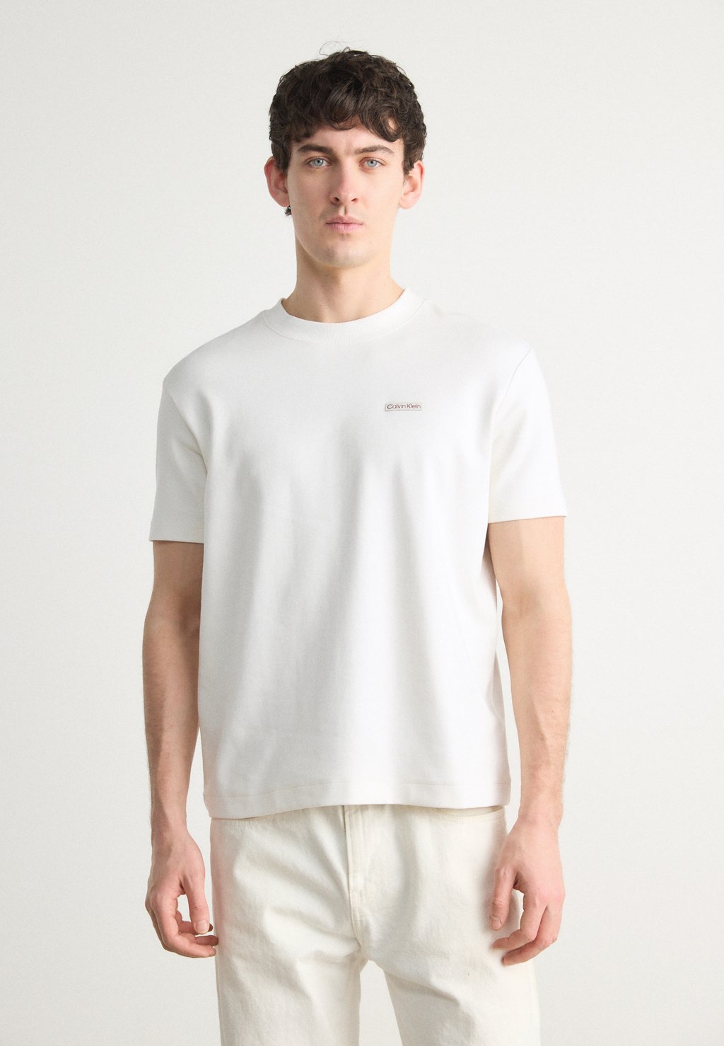 

Базовая футболка LABEL TEE Calvin Klein Jeans, слоновая кость
