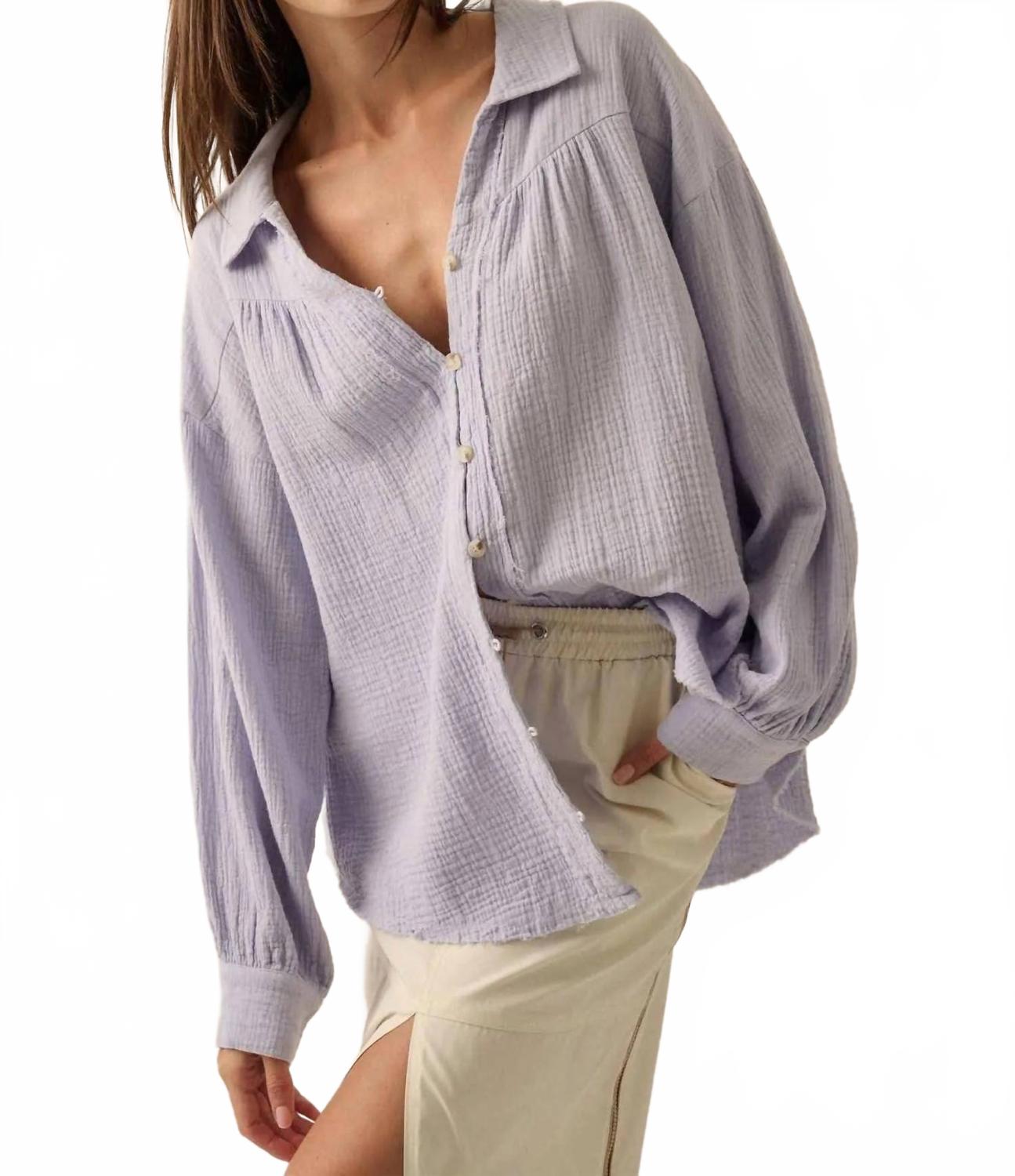 

Хлопковая рубашка с необработанными краями и пуговицами в лавандовом цвете PROMESA
