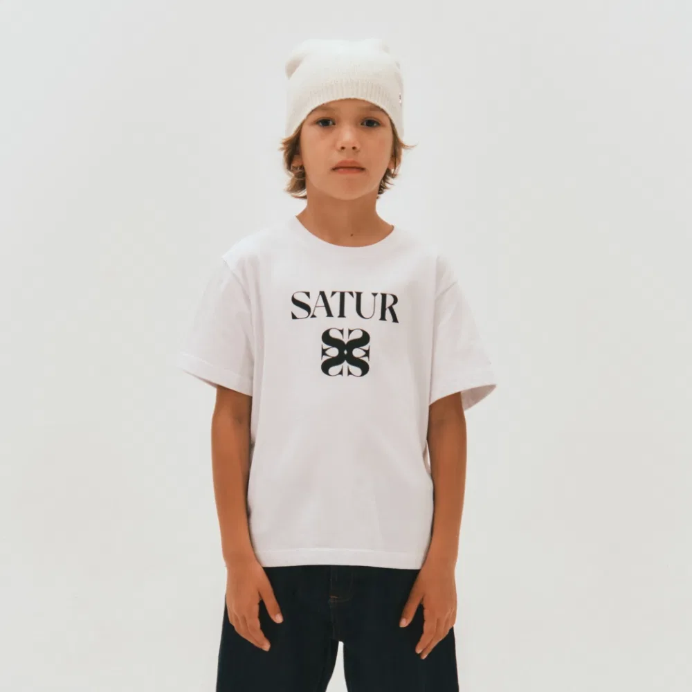 Детская футболка с классическим логотипом белая от Satur Kids