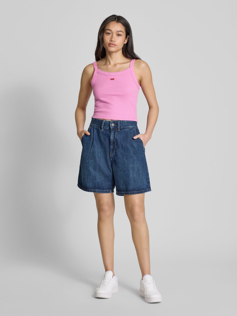 

Майка с этикеткой Levi's, фиолетовый