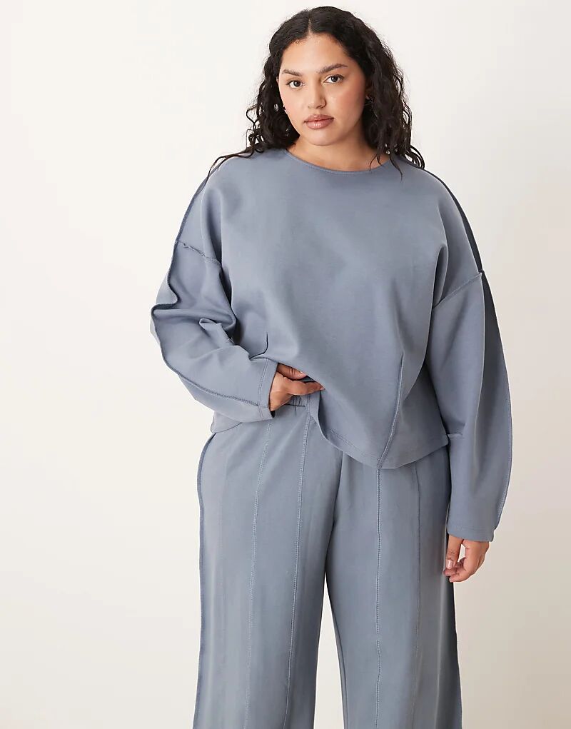 

Свитшот ASOS DESIGN Curve с вырезом-лодочкой и декоративными швами синего цвета