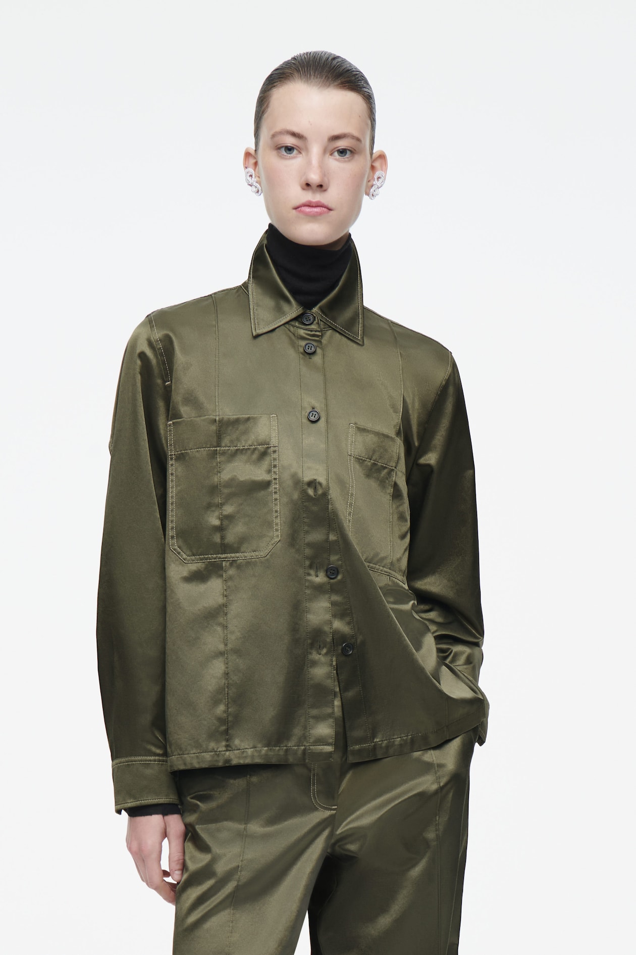 

Атласная рубашка в стиле utility-regular fit COS, хаки