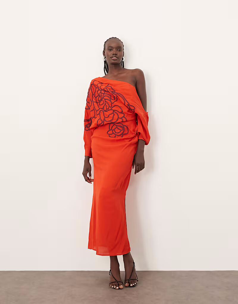 

ARRANGE - Платье миди красного цвета с линейной цветочной вышивкой и свободной драпировкой на плечах