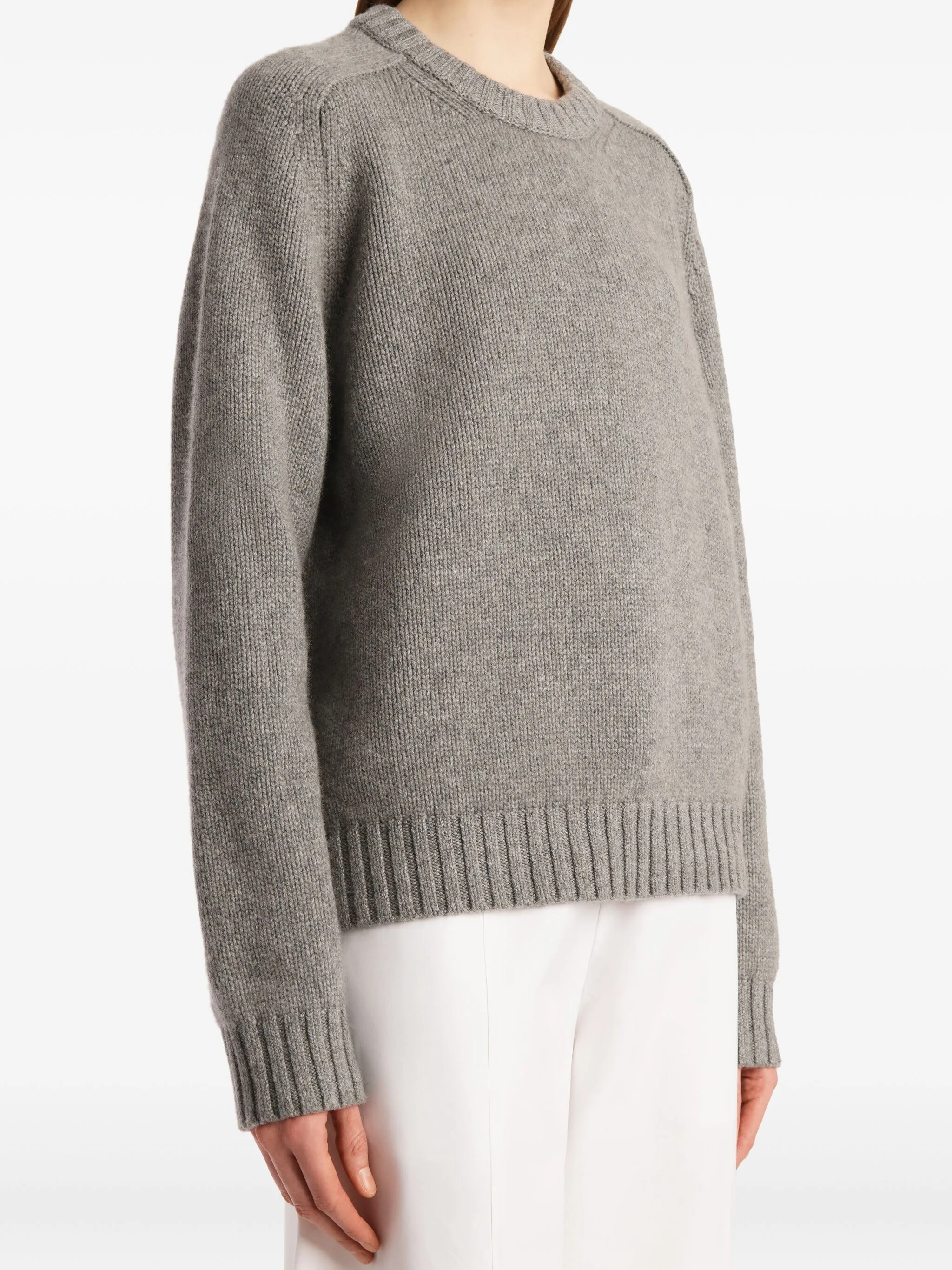 

Трикотажный свитер Mae с деталями на плечах Khaite, серый