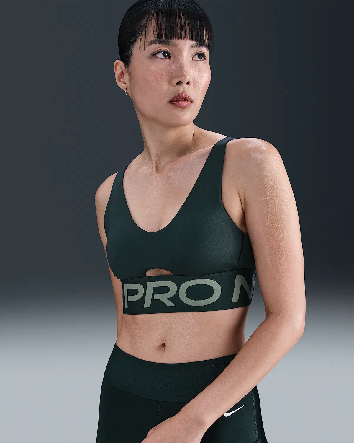 Женский спортивный бюстгальтер Nike Pro Indy Plunge средней поддержки с поролоном, Seaweed/Clay Green/White
