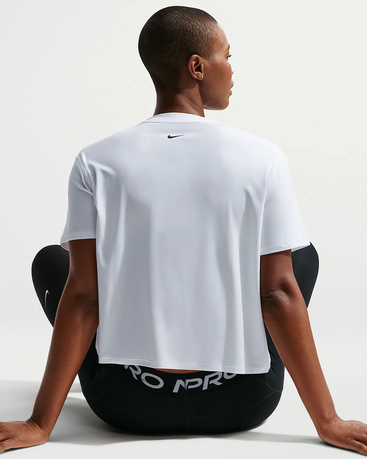 Женская свободная футболка Nike Pro, White/Black — фото 2