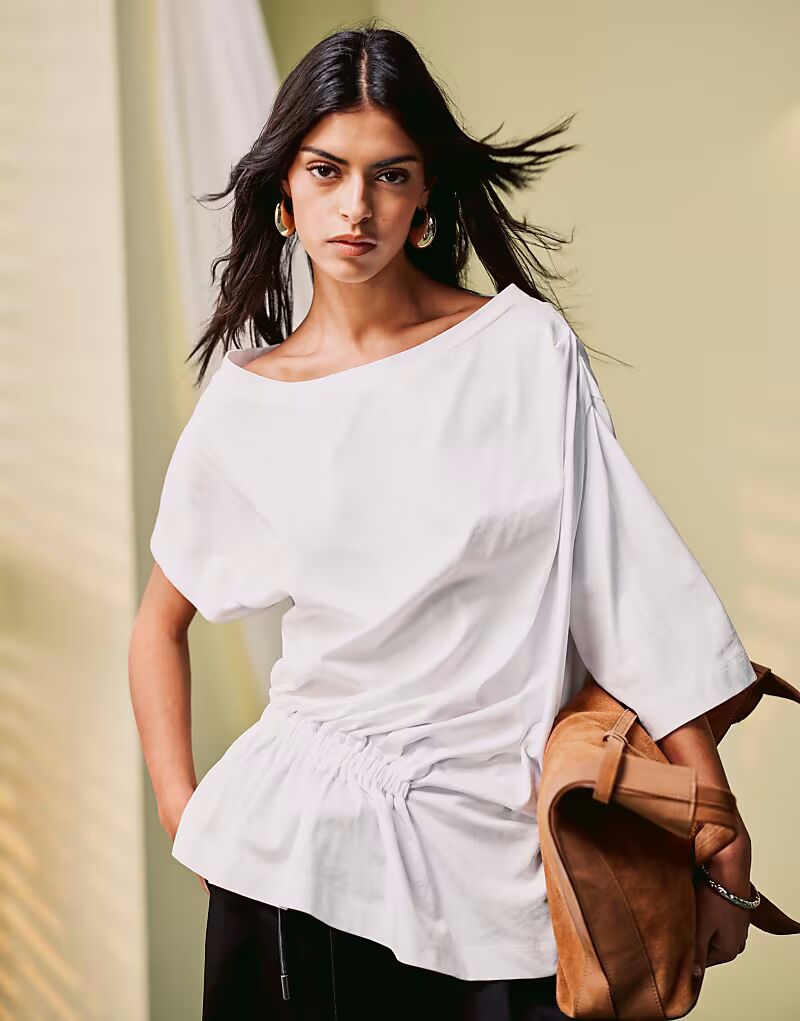 

Футболка ASOS DESIGN с открытыми плечами и эластичной сборкой белого цвета