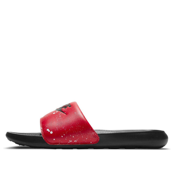 

Тапочки victori one printed slide 'paint splatter - university red' Nike, красный