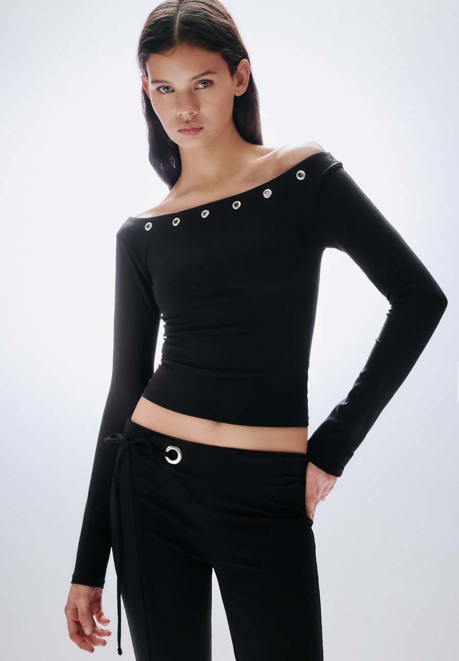 

Топ PULL&BEAR BARDOT WITH RUFFLES, Black