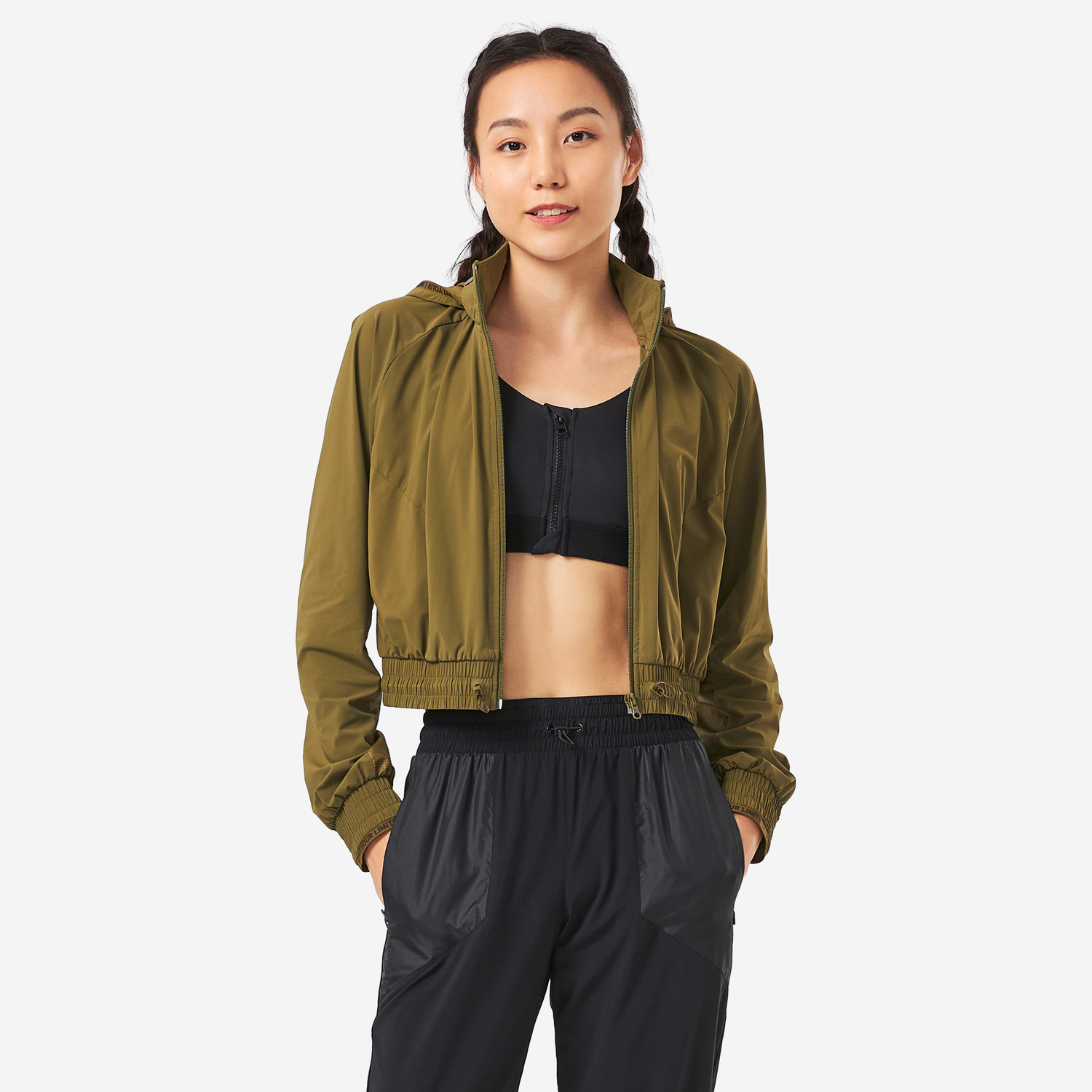 

Женская короткая кардио-куртка с капюшоном Domyos