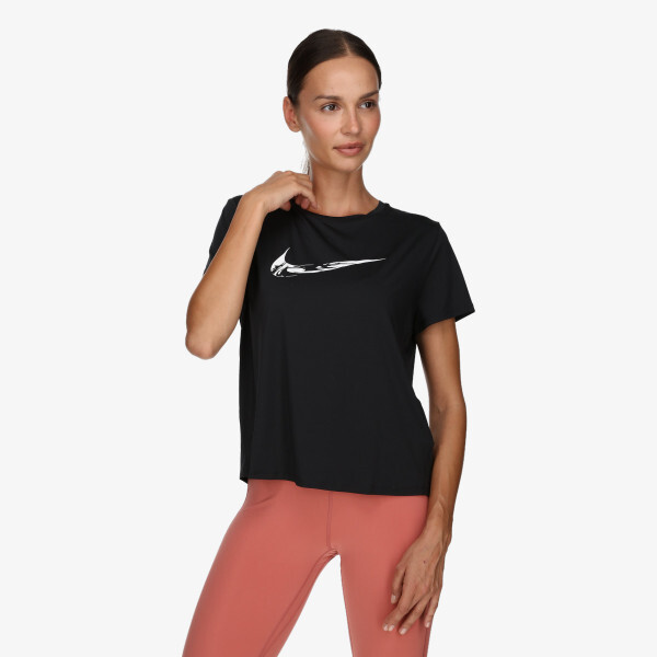 

Одна футболка с галочкой Nike, черный