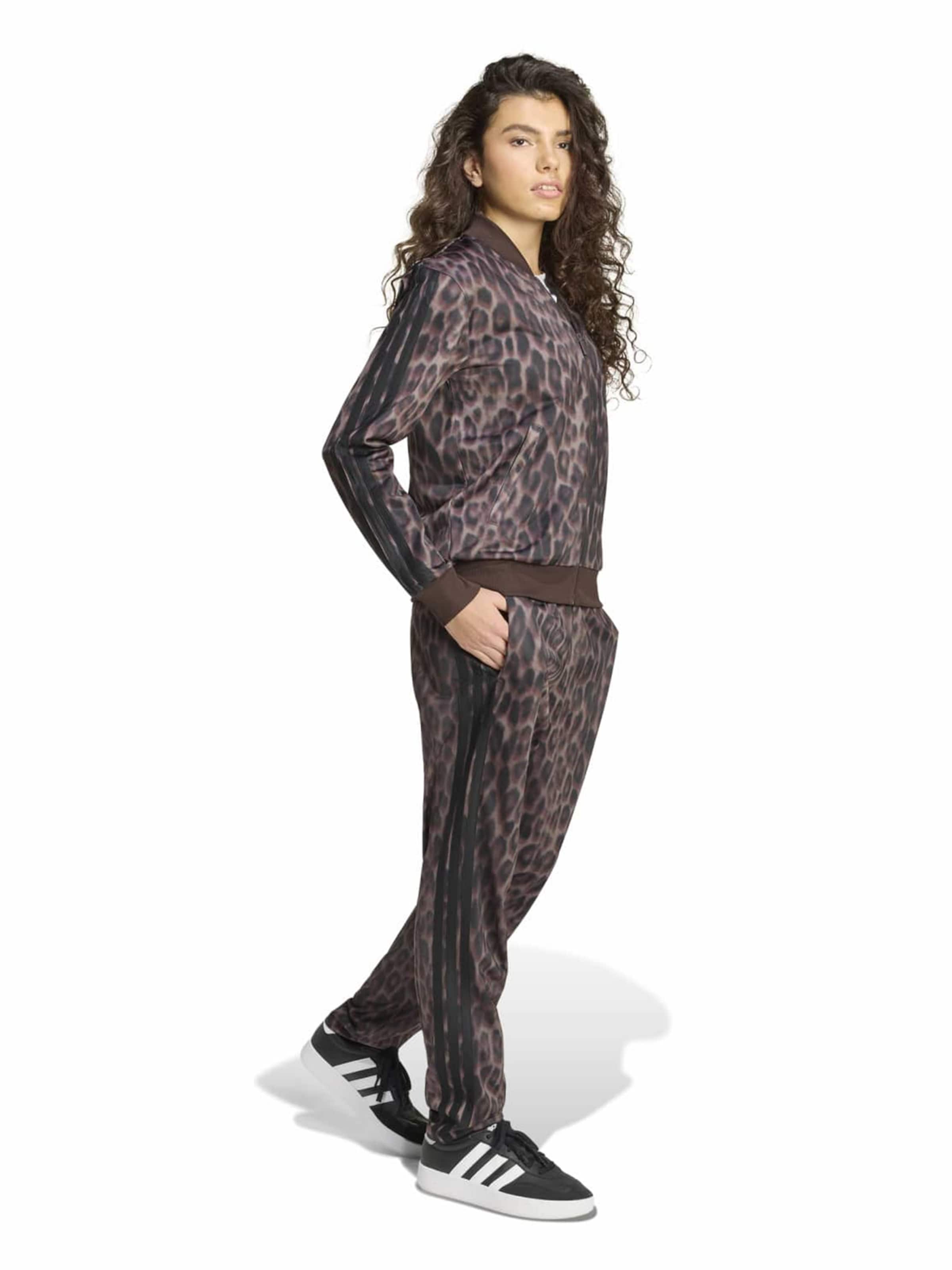 Adidas Sportswear Спортивный костюм 'Essentials' в цвете Auburn, Brocade, Dark Brown — фото 4