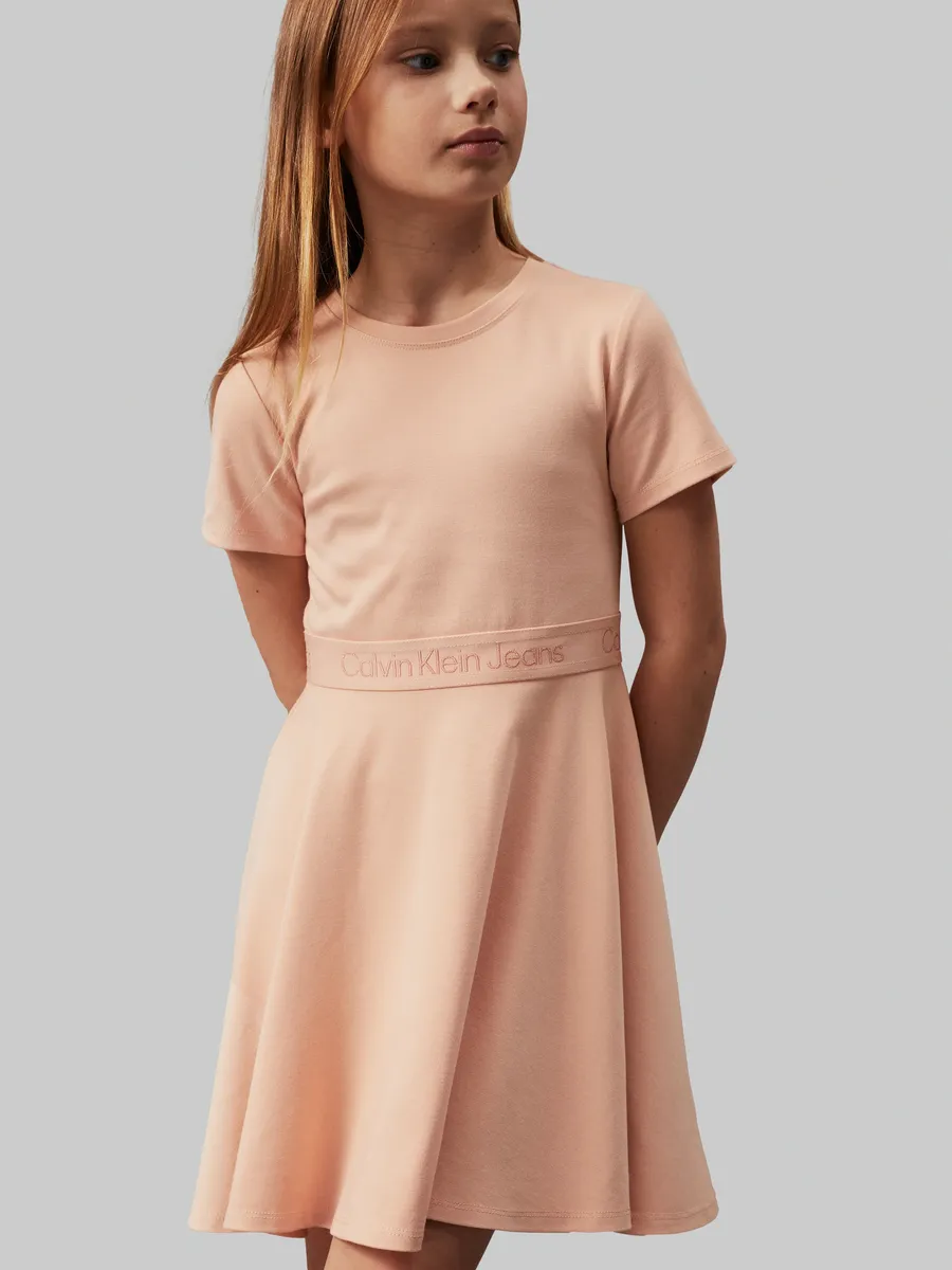 

Трикотажное платье Calvin Klein Jeans "PUNTO TAPE FIT FLARE SS DRESS", для детей до 16 лет, розовый