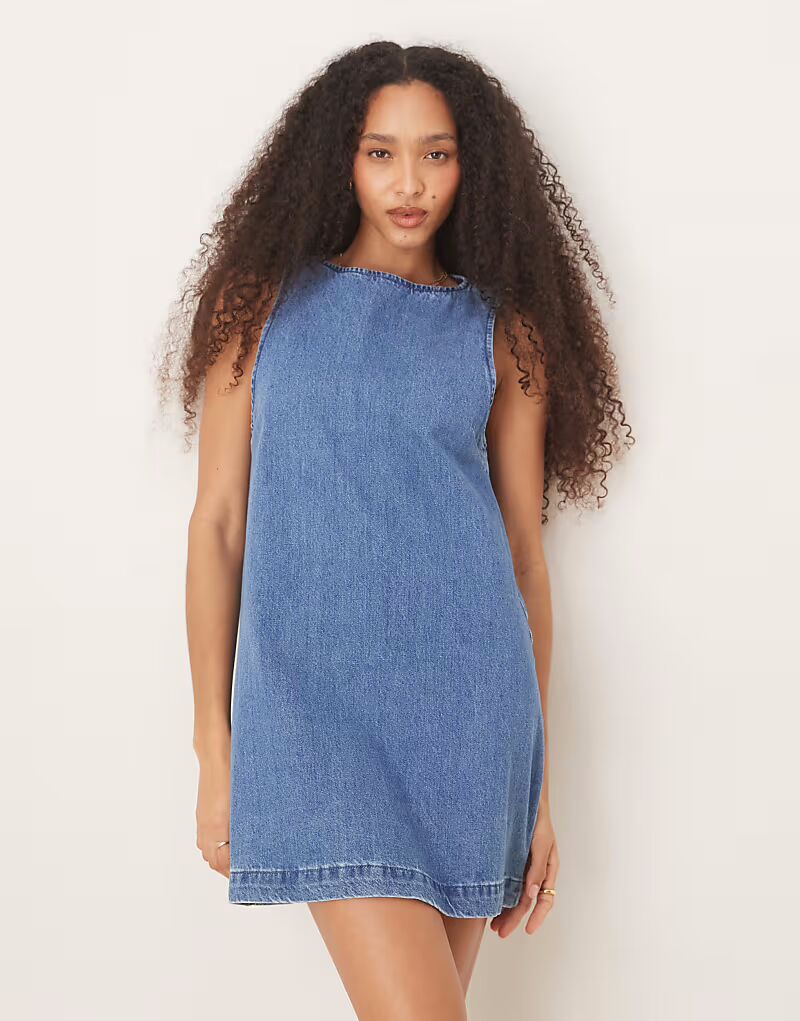 

Джинсовое мини-платье ASOS DESIGN в цвете полувыбеленный синий