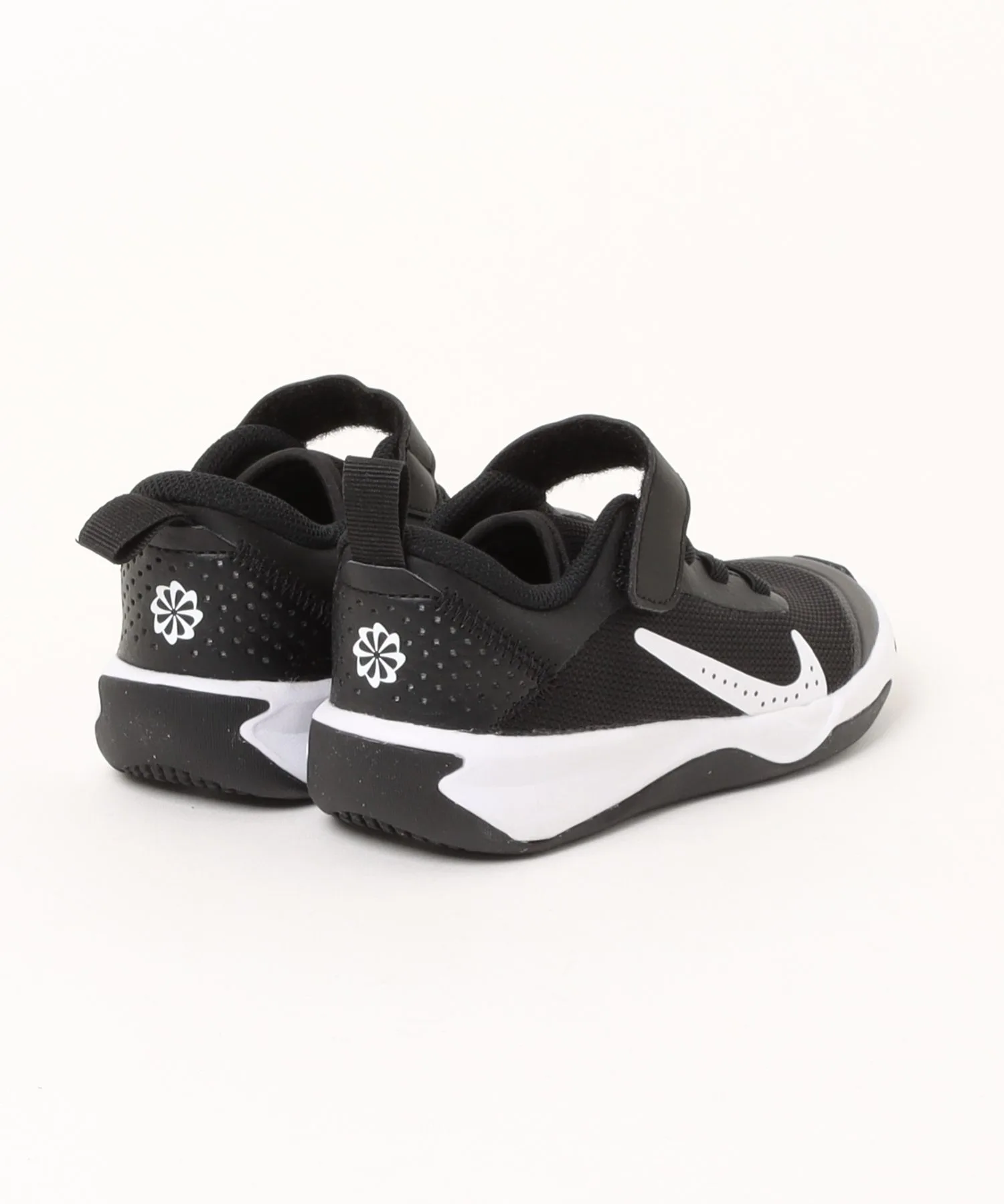 Детские кроссовки NIKE OMNI MULTI-COURT PS для спорта бело-чёрные — фото 2
