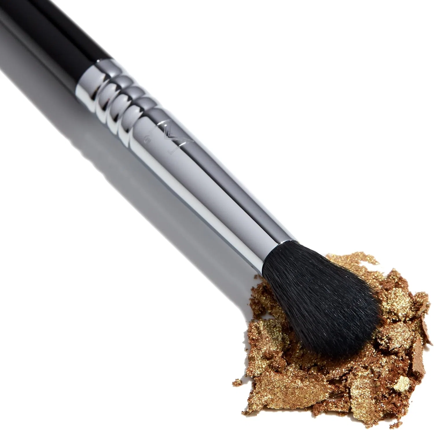 Кисть для растушевки Sigma Beauty E38 Diffused Crease Brush серебристый — фото 4