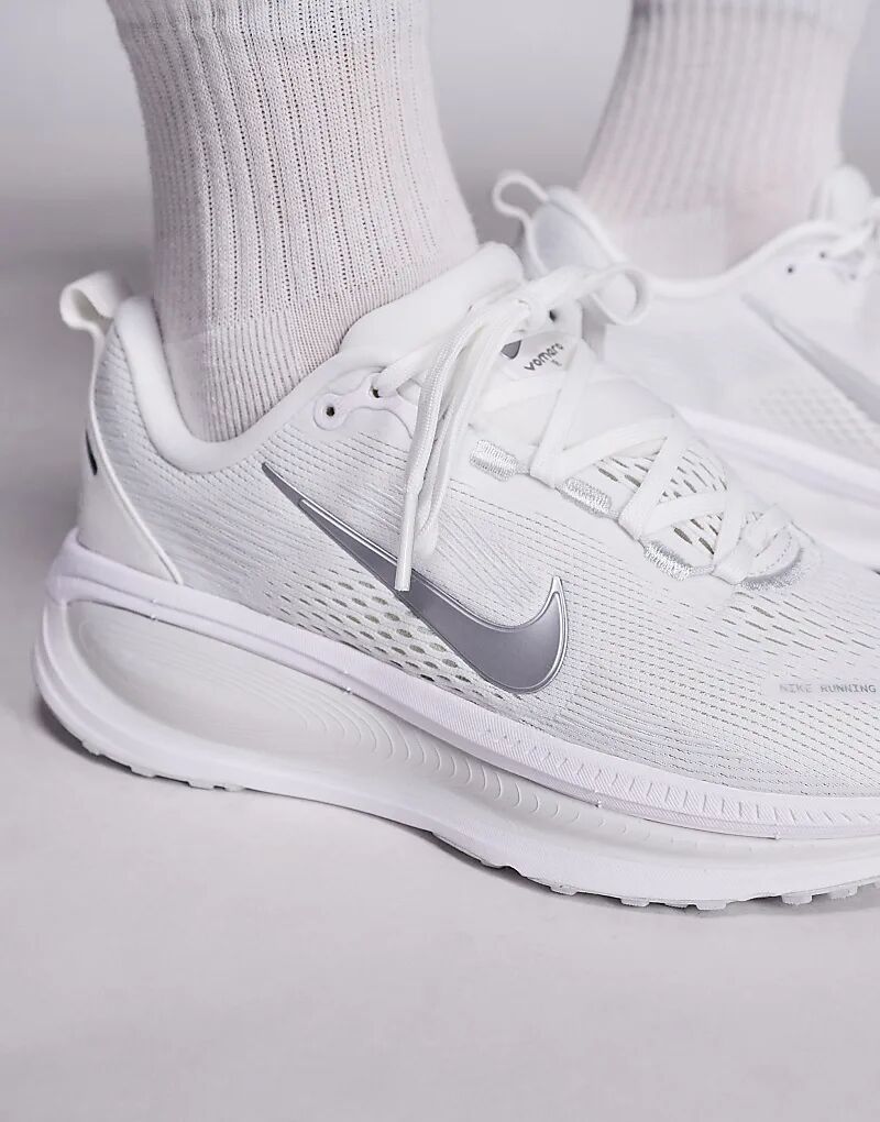 Кроссовки Nike Running Vomero 18 белого и серебристого цветов — фото 4
