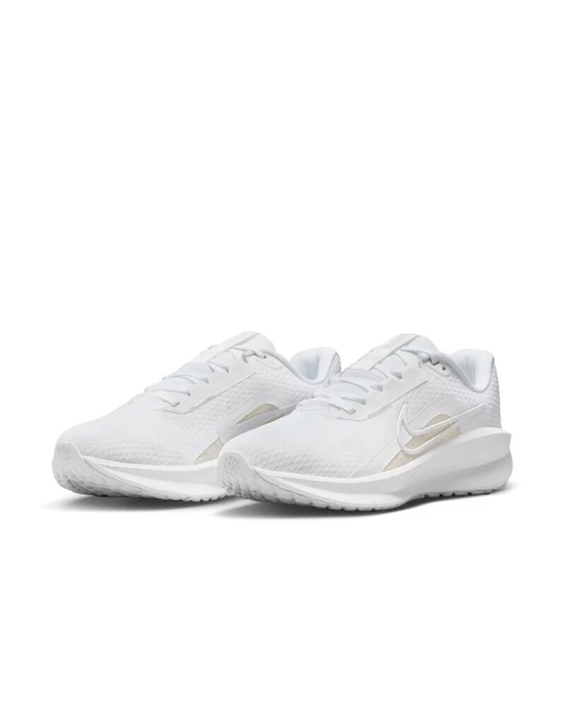 Белые кроссовки Nike Downshifter 13