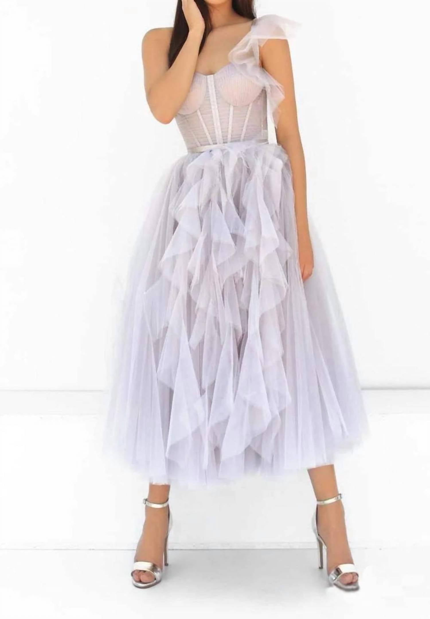 

Тюлевое платье с рюшами и драпировкой до чайной длины в сиренево-голубом цвете Tarik Ediz